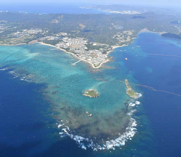 半島状に海域を突き出た米軍キャンプ・シュワブ。大浦湾（右側）の一部で軟弱地盤が判明した　（ｃ）朝日新聞社