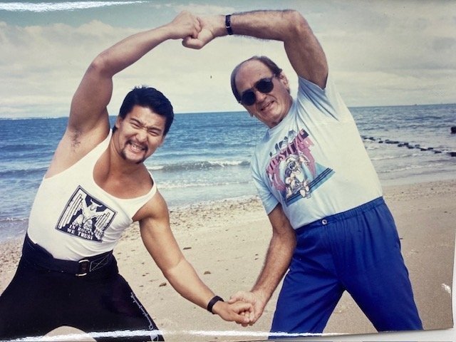 蝶野さんとアメリカの伝説的プロレスラー、鉄人ルー・テーズさん／1989年（提供）