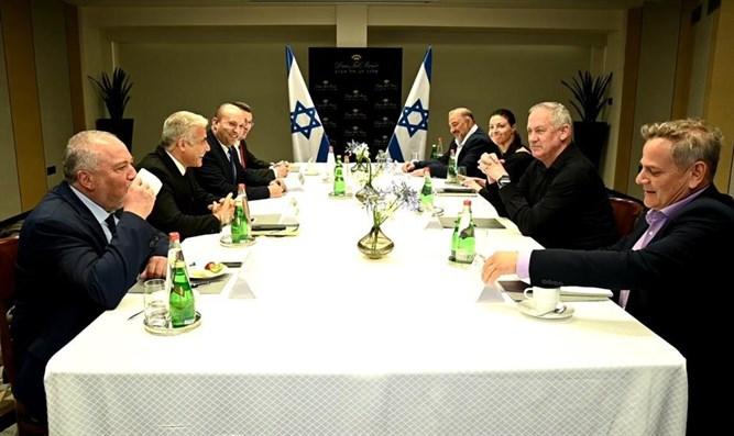 イスラエルの連立政権の8人の党首（ニシム・オトマズキン提供）
