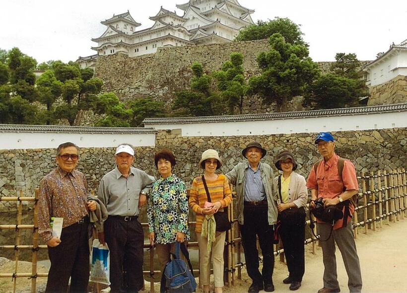昔の山仲間たちと一緒に姫路城へ。がんに罹患してからも、旅行の慣行は変わっていない（2018年5月撮影）
