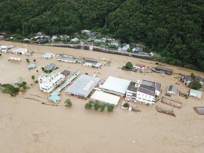 濁流にのみ込まれ、水没した民家（撮影／稲葉洋一）