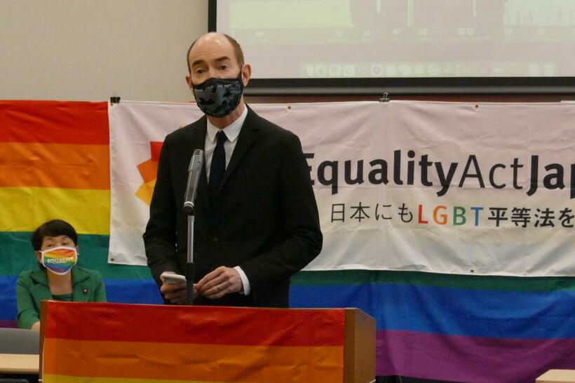 ４月２７日、「ＬＧＢＴ平等法」の制定をめざす４団体が法律の必要性を訴える集会を開き、ロバート・キャンベルさんが登壇した　（ｃ）朝日新聞社