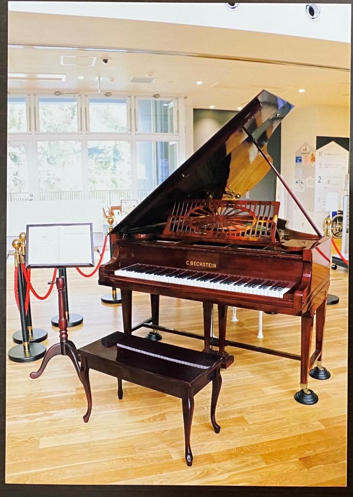 和歌山県湯浅町で展示されていたザ・ビートルズゆかりのピアノ（提供）