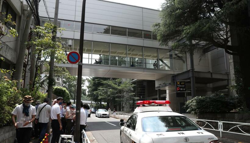 報道陣が詰めかけパトカーも出動した慶応大学病院前。病院は「追加の検査」と発表したが、体調不良説を増幅させる結果に／17日　（ｃ）朝日新聞社