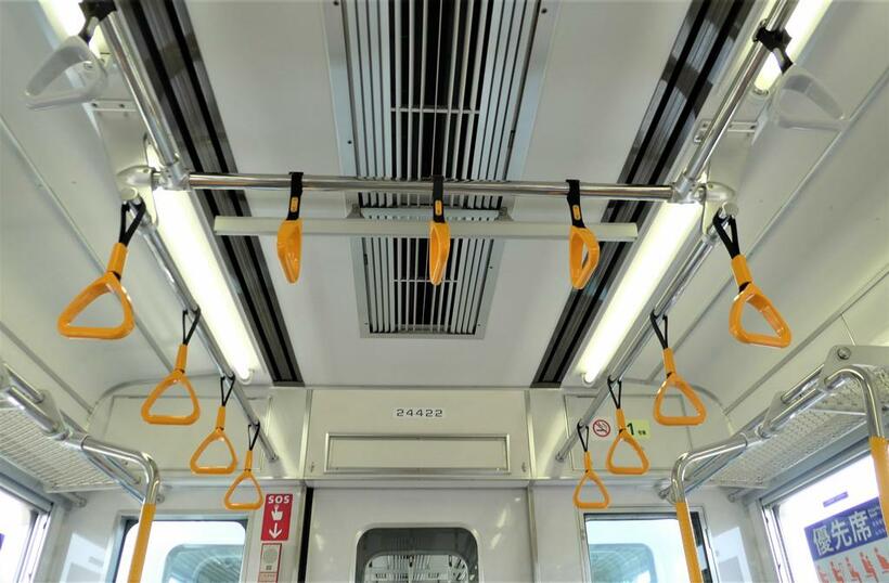 吊り手ベルトを黒色にした東武鉄道20400型。優先席付近は吊り手がオレンジ色なので、プロ野球ファンにはジャイアンツカラーに見える!?（写真／岸田法眼）