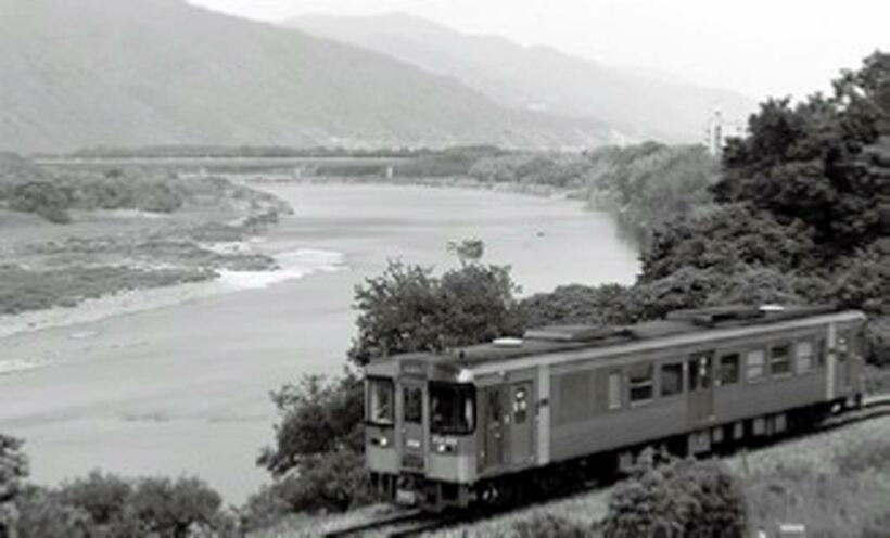 「四国三郎」とも称される四国の大河、吉野川を見ながら走る徳島線の気動車。阿波加茂～辻間（写真提供／坪内政美）