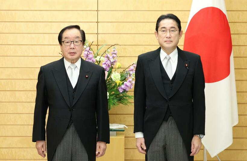 辞令交付後、渡辺博道復興相（左）と一緒に記念写真に納まる岸田文雄首相＝２０２２年１２月２７日