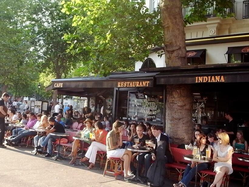 パリのカフェ。飯田さんいわく、パリのカフェでは、店員と客、客同士の会話や交流があるという（写真提供：Miki Iida）