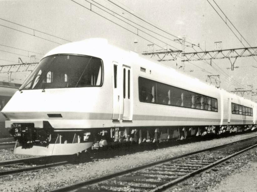 1988年に登場した近鉄の新しい名阪特急「アーバンライナー」。斬新なデザインと快適さで人気を集め、名阪特急の再興に一役買った。（C）朝日新聞社