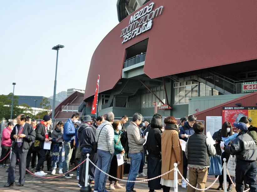 今年もマツダスタジアムの広島戦チケット争奪戦はし烈を極めた　（ｃ）朝日新聞社