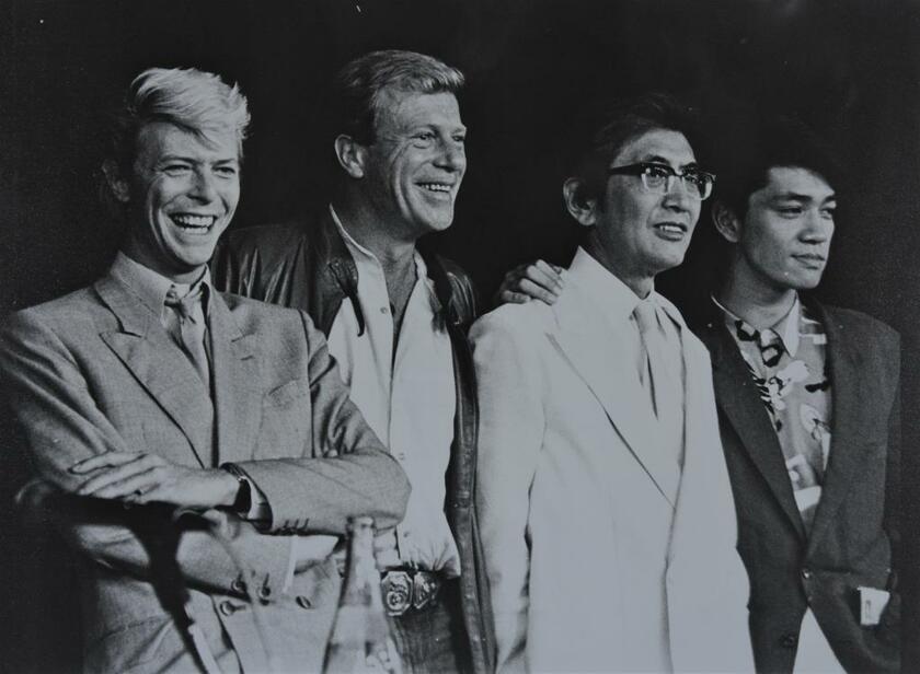 左からデヴィッド・ボウイ、ジャック・トンプソン、大島渚監督、坂本龍一。第36回カンヌ国際映画祭で。1983年（ｃ）大島渚プロダクション