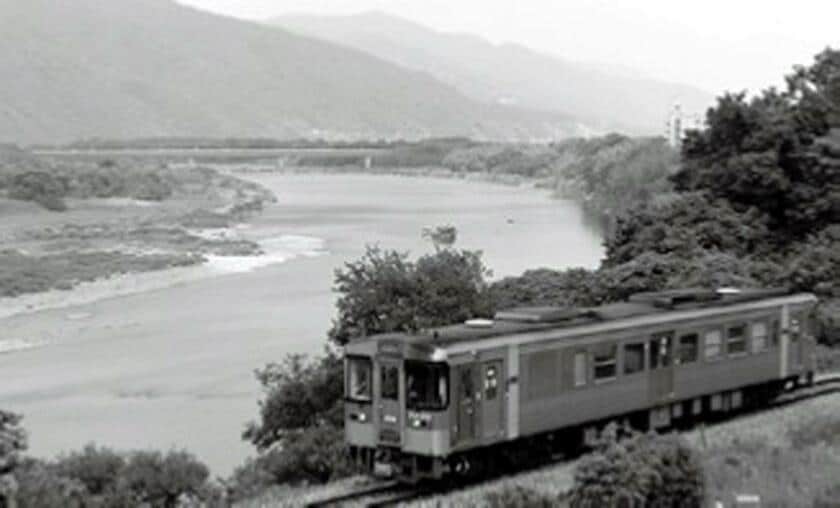「四国三郎」とも称される四国の大河、吉野川を見ながら走る徳島線の気動車。阿波加茂～辻間（写真提供／坪内政美）