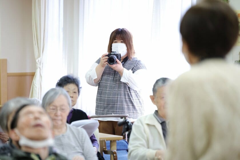 老人ホームでレクリエーションをおこなう鈴木彩夏さん（朝日新書『8がけ社会』より）　（c）朝日新聞社