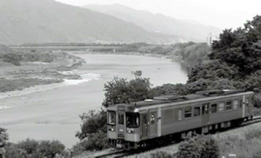「四国三郎」とも称される四国の大河、吉野川を見ながら走る徳島線の気動車。阿波加茂~辻間(写真提供/坪内政美)
