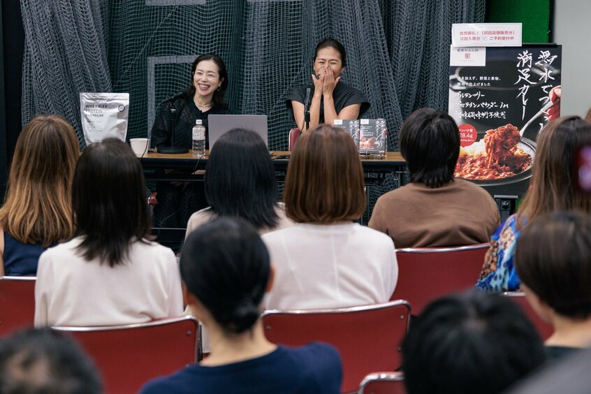 「亜希ちゃん印 無水でつくった満足カレー」の発売記念イベントで。「こういうの、結婚会見みたい」「やめなさい(笑)」(池澤智・左)と、絶妙な掛け合いで、会場を笑いに包んだ