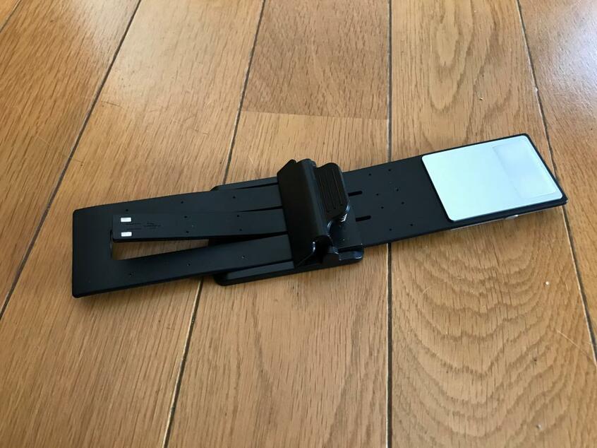 ライトの横についているボタンで4段階の明るさに変えられます。足の部分の真ん中のところをUSBに差し込んで充電。(撮影・鈴木理栄)