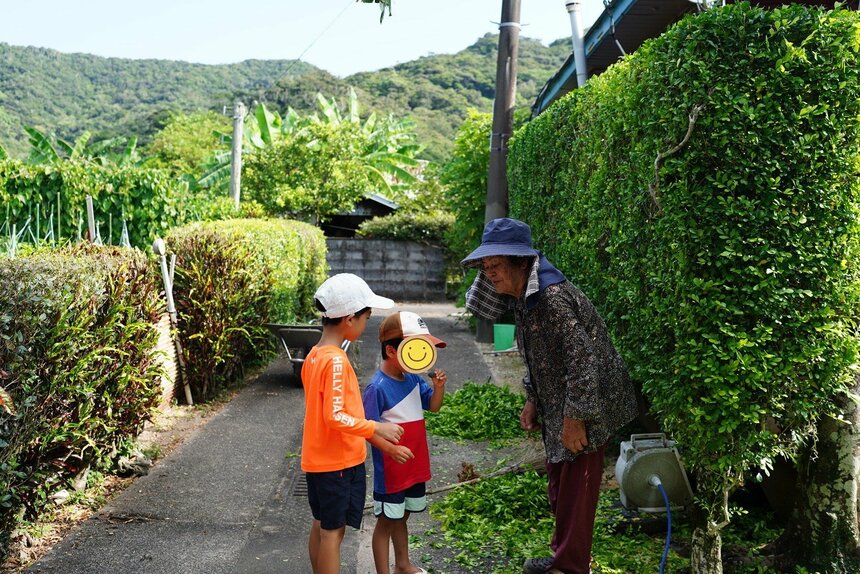 地元の方ともすぐに打ち解けた様子の息子さんたち（前田さん提供）