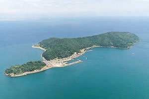 琵琶湖に浮かぶ国内でただ１つの有人島・沖島（近江八幡市提供）