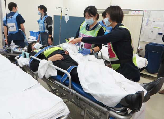 新型インフルエンザ対策の病院実働訓練　（ｃ）朝日新聞社