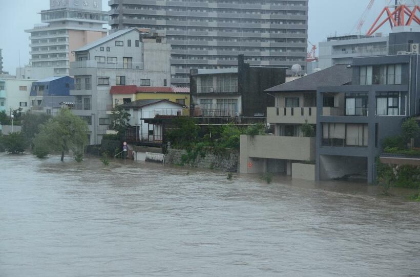 高知市内の鏡川では、川に面した住宅まで水が迫った＝7月7日撮影　（ｃ）朝日新聞社