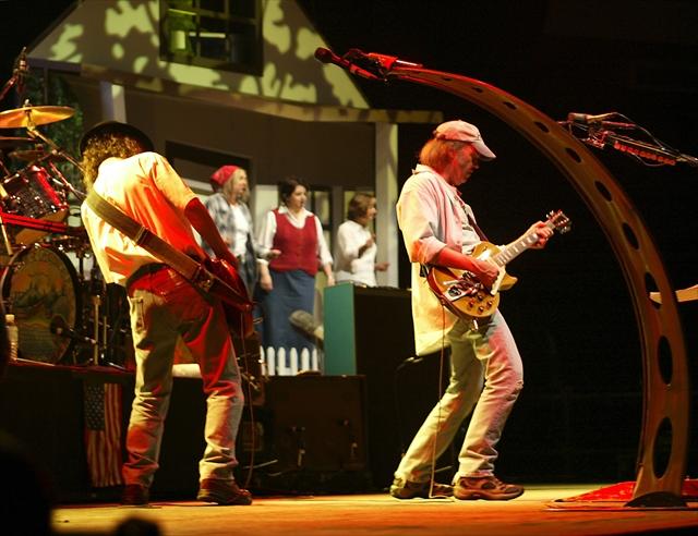 ロックはどこへ向かうのか？＝写真はニール・ヤングの2003年武道館公演　（ｃ）朝日新聞社