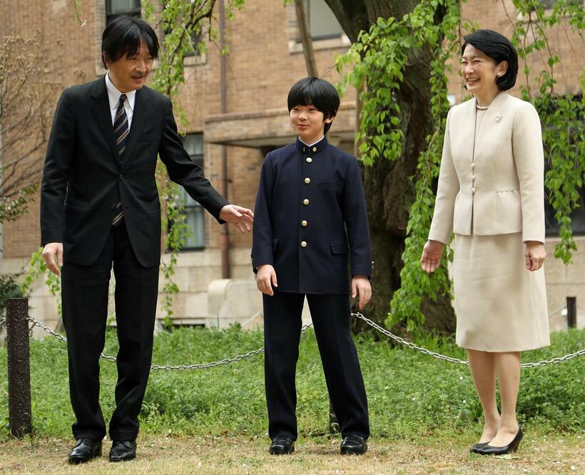 お茶の水女子大学付属中学校の入学式に臨む秋篠宮ご夫妻と悠仁さま