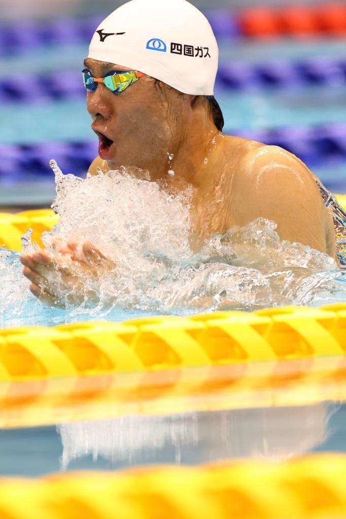 やまぐち・なおひで／2000年、愛媛県今治市出身。四国ガス勤務、瀬戸内温泉スイミング所属。3歳の時、知的障害を伴う自閉症と診断される。1歳から水に親しみ、小4で水泳を始める。16年、高1のときに全国障害者スポーツ大会に出場。19年9月、世界パラ水泳で男子100メートル平泳ぎを1分4秒95の世界記録で制し、東京パラリンピックの出場内定を得る。その後、20年11月に1分4秒13、21年5月に1分4秒00と、2度世界記録を更新（写真／写真部・松永卓也）