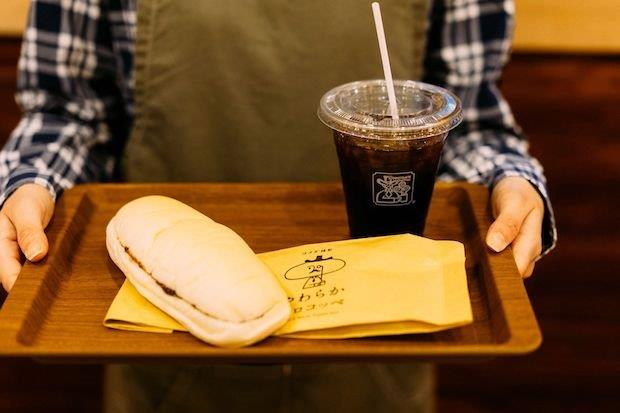 看板のコッペパンとアイスコーヒー（写真／コメダ提供）