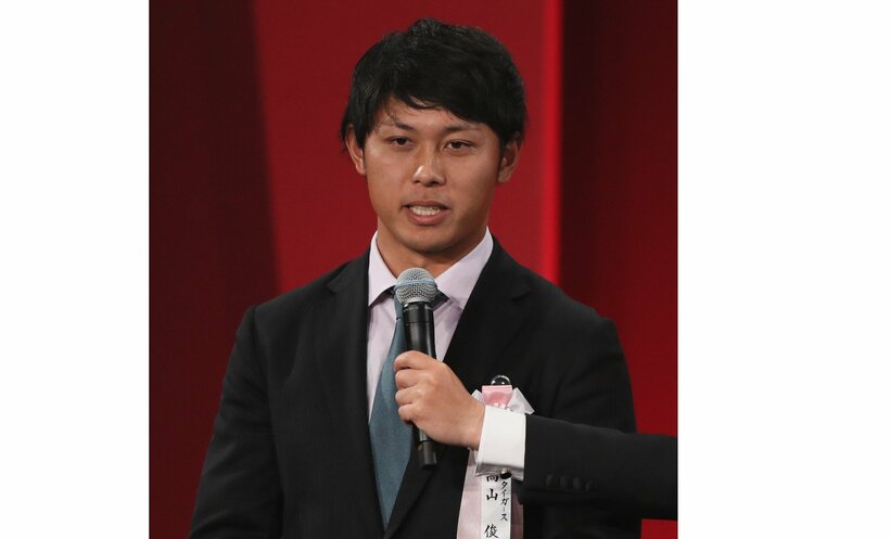 2016年12月に新人王の表彰を受ける高山