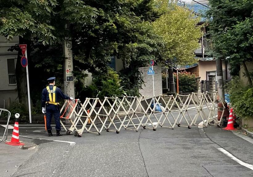 バリケードで封鎖された安倍元首相の私邸に通じる道路。警視庁の異例ともいえる警備態勢が続いている／１０月１６日、東京都渋谷区（撮影／編集部・渡辺豪）