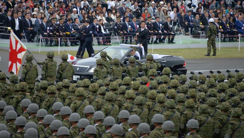 安倍晋三首相が出席した自衛隊の観閲式