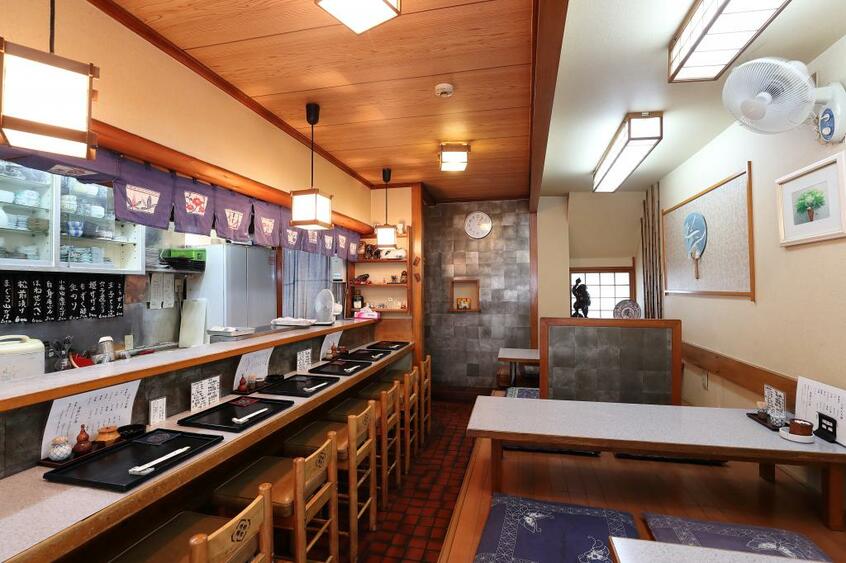天ぷら割烹 天里/東京・三軒茶屋の住宅地に店を構える、知る人ぞ知る地元で評判の天ぷら割烹。カウンター7席と小上がり10席があり、親しみやすい雰囲気だ/東京都世田谷区太子堂5ー28ー2、営業時間11:30~13:30最終入店、17:00~20:30L.O.(祝日は夜のみ)、月曜定休(撮影/加藤夏子)
<br />