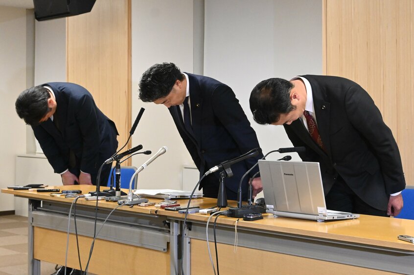 東京都議会自民党の裏金問題を受けて会見し、謝罪する小松大祐幹事長（中央）ら=2025年1月17日午後10時9分