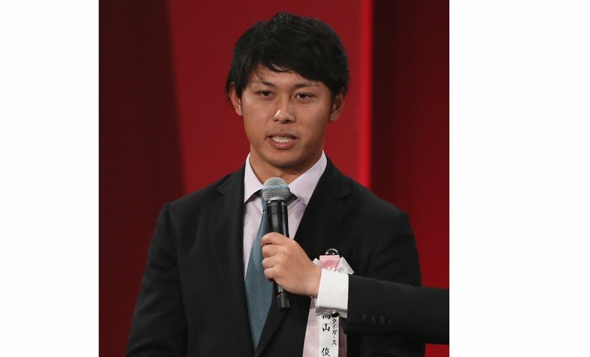 2016年12月に新人王の表彰を受ける高山