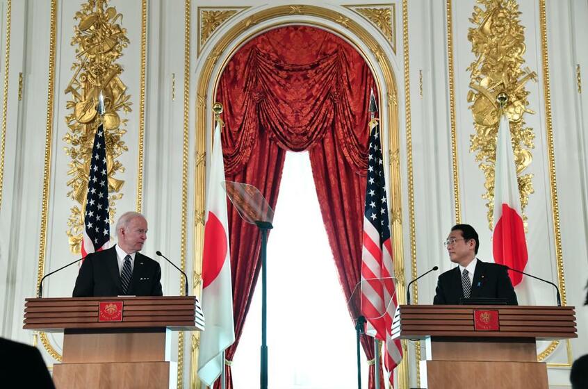 日米首脳会談後の共同記者会見に臨むバイデン米大統領(左)と岸田文雄首相/5月23日、東京・元赤坂の迎賓館(photo 代表撮影)