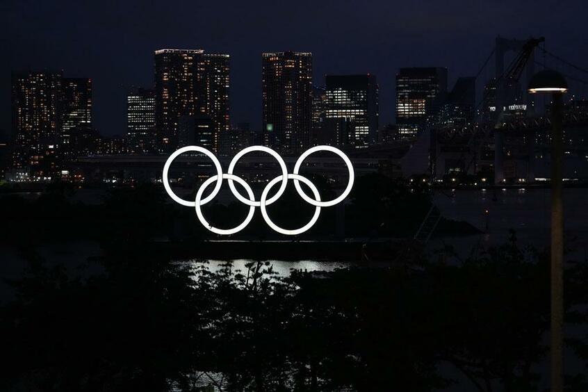 五輪開催の準備が着々と進んでいる。開催まで1カ月の6月23日夜、東京・お台場の海上には五輪マークが浮かんだ (c)朝日新聞社