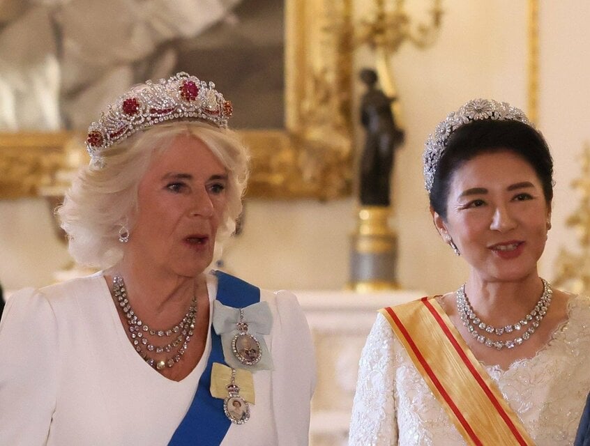 カミラ王妃の額の上で輝くのは、エリザベス女王が結婚祝いでミャンマー(旧ビルマ)から贈られた96個のルビーとインドの王族から贈られたダイヤモンドで作られた「バーミーズ・ルビー・ティアラ」だ。ルビーとダイヤでチューダー・ローズの意匠が表現されている=2024年6月25日、バッキンガム宮殿