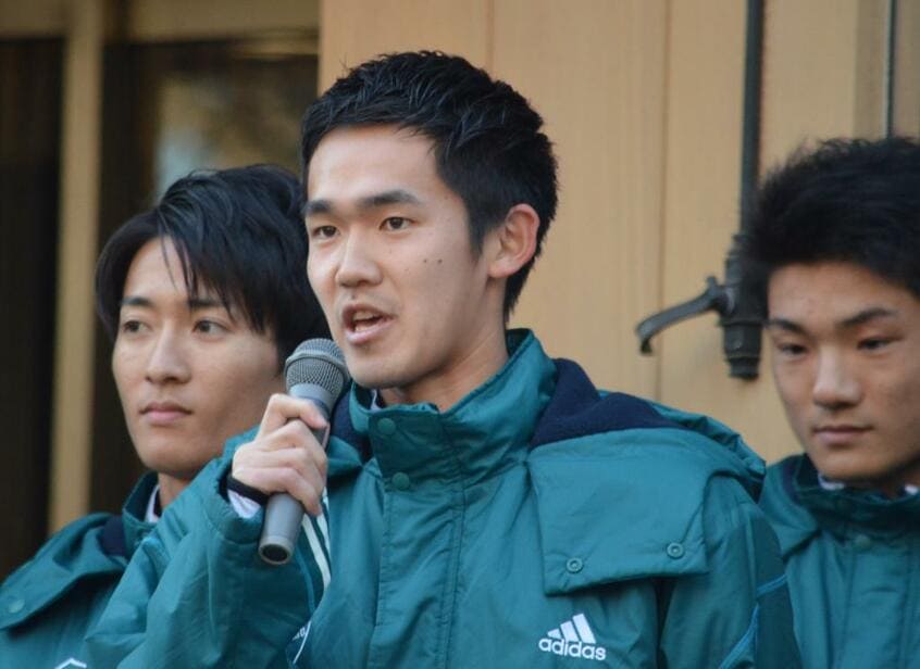大学の壮行会で、主将として決意を語る青学大の鈴木塁人(C)朝日新聞社