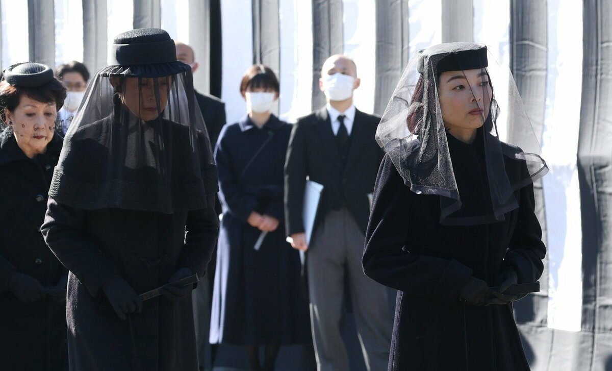 百合子さまの斂葬の儀 瑶子さま「金髪ピンクメッシュ」は上品な