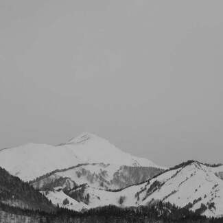 幼いころから複雑な感情を抱いていた冬枯れの山 写真家・小林紀晴の原風景