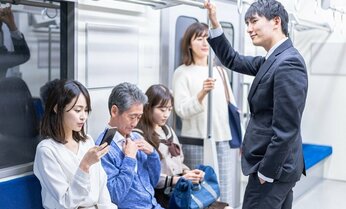 【これは使える!】あまり仲良くない人と電車で一緒になったとき、話が続く最強メソッド