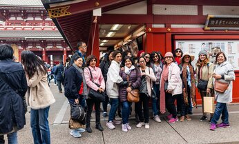 「観光できない」「静かに暮らせない」 多すぎる外国人観光客対策の「二重価格」導入に賛成8割 対象者の「線引き」には意見も【AERAアンケート結果発表】