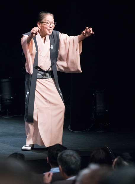「炎上まつり」では、多くの若手に影響を与えた「グリコ少年」を演じた。最後に立ち上がり、グリコキャラメルを客席にまいて、走り去るのだ!(撮影/横関一浩)