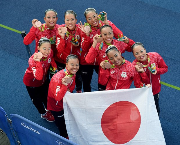 チームで銅メダルを獲得したシンクロの選手たち（c）朝日新聞社