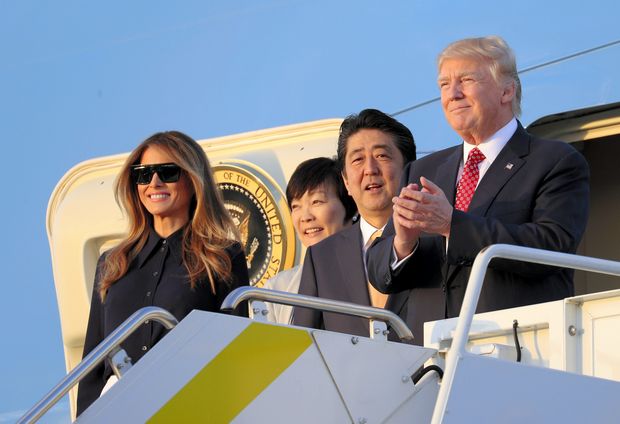 フロリダに到着した大統領専用機「エアフォースワン」から降りる安倍首相夫妻とトランプ夫妻　（ｃ）朝日新聞社