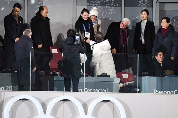 開会式に出席した北朝鮮の金与正氏（中央上）。左は金永南氏。右端下は安倍晋三首相（ｃ）朝日新聞社