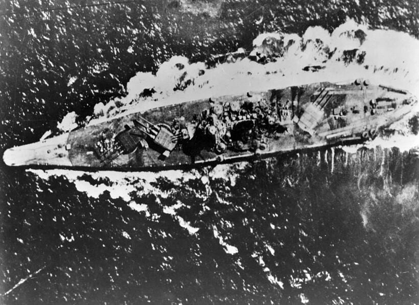 1944年10月24日、レイテ沖海戦でフィリピンのシブヤン海を進む大和。米空母艦載機の攻撃をかわすため、左に回頭中（米海軍歴史センター提供）