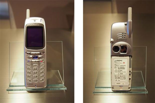 カメラ付き携帯電話（J-SH04）　（国立科学博物館提供）