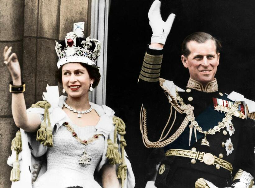 戴冠式の日のエリザベス女王とエディンバラ公フィリップ殿下／１９５３年６月２日、バッキンガム宮殿（写真：Ｔｈｅ　Ｐｒｉｎｔ　Ｃｏｌｌｅｃｔｏｒ／Ａｌａｍｙ　Ｓｔｏｃｋ　Ｐｈｏｔｏ）