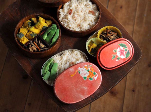 夫や長男の弁当を朝作る際、自宅で過ごす自分の分も作るのがポイント。光熱費を浮かすことができる　（撮影／村上宗一郎）